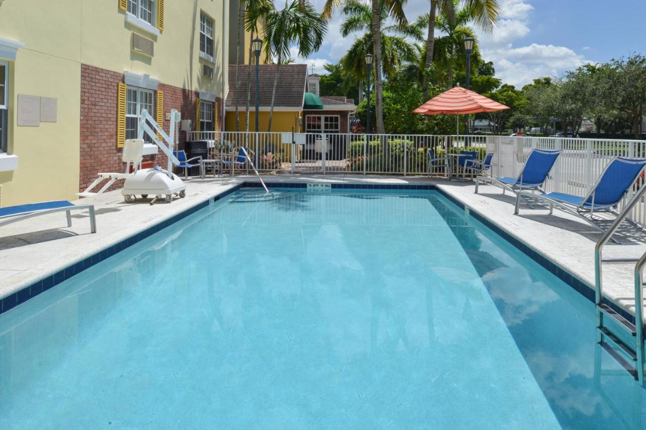 Candlewood Suites Miami Lakes By Ihg Eksteriør billede